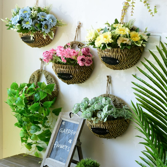 Decoração com cestos suspensos: ideias para jardins verticais