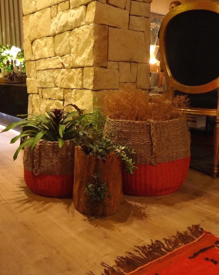 decoracao com cestos e flores