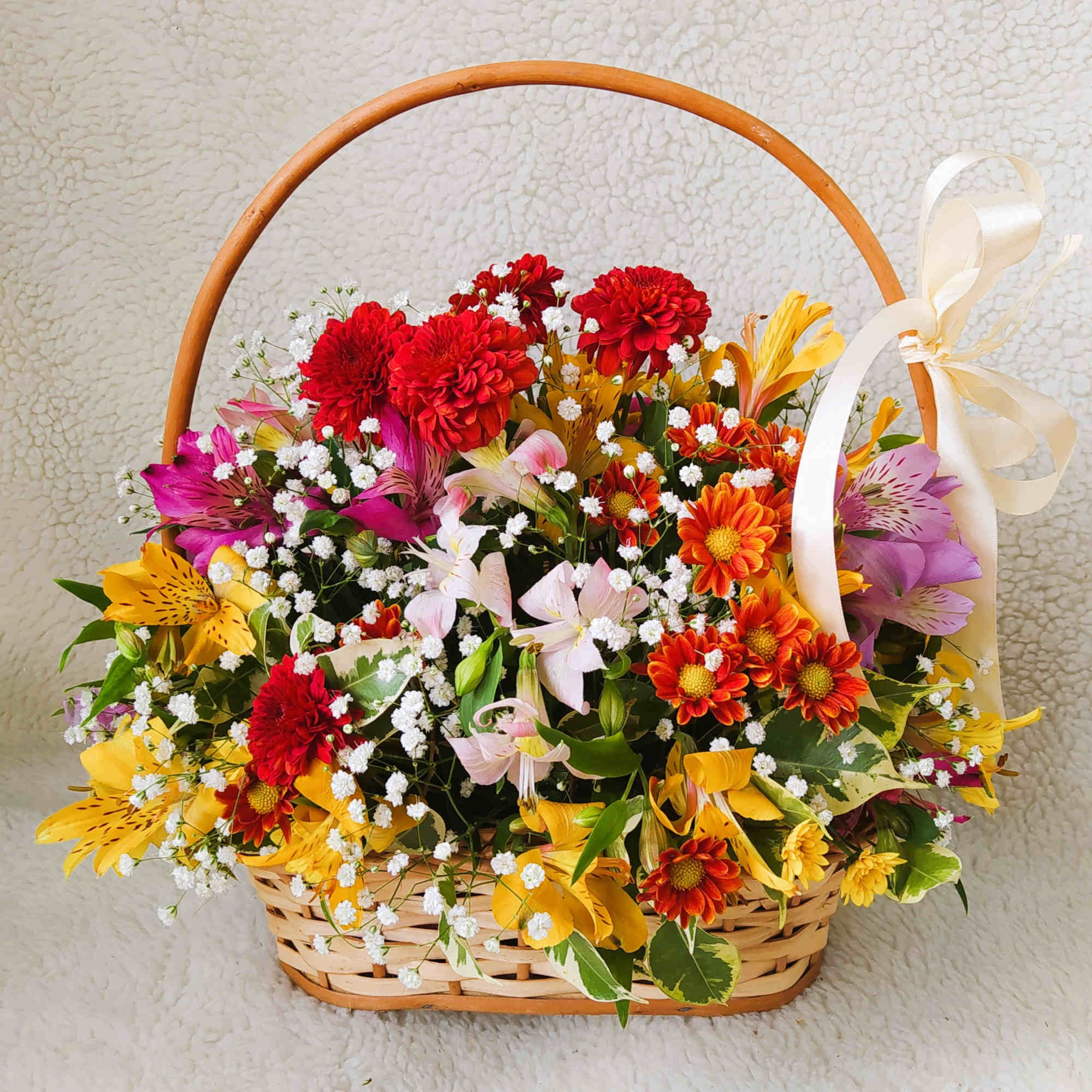 Arranjos de flores artificiais em cestos: durabilidade e beleza