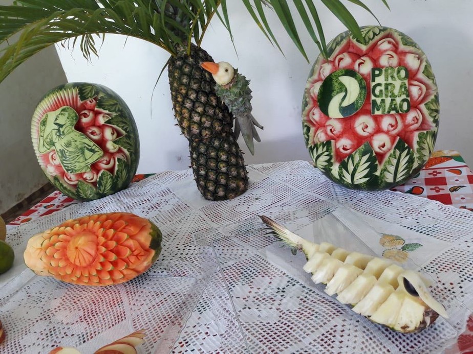 decoração de mesa de café da manhã com frutas