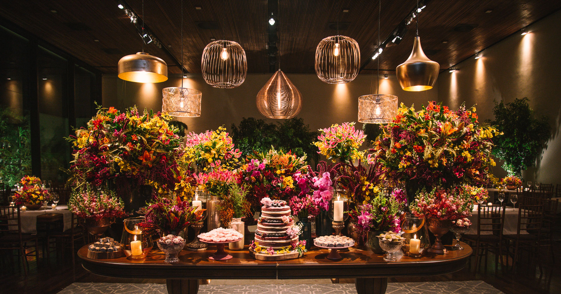 Tendências de Lustres 2026: Formas Orgânicas e Materiais Naturais