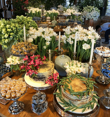 centro de mesa com tulipas