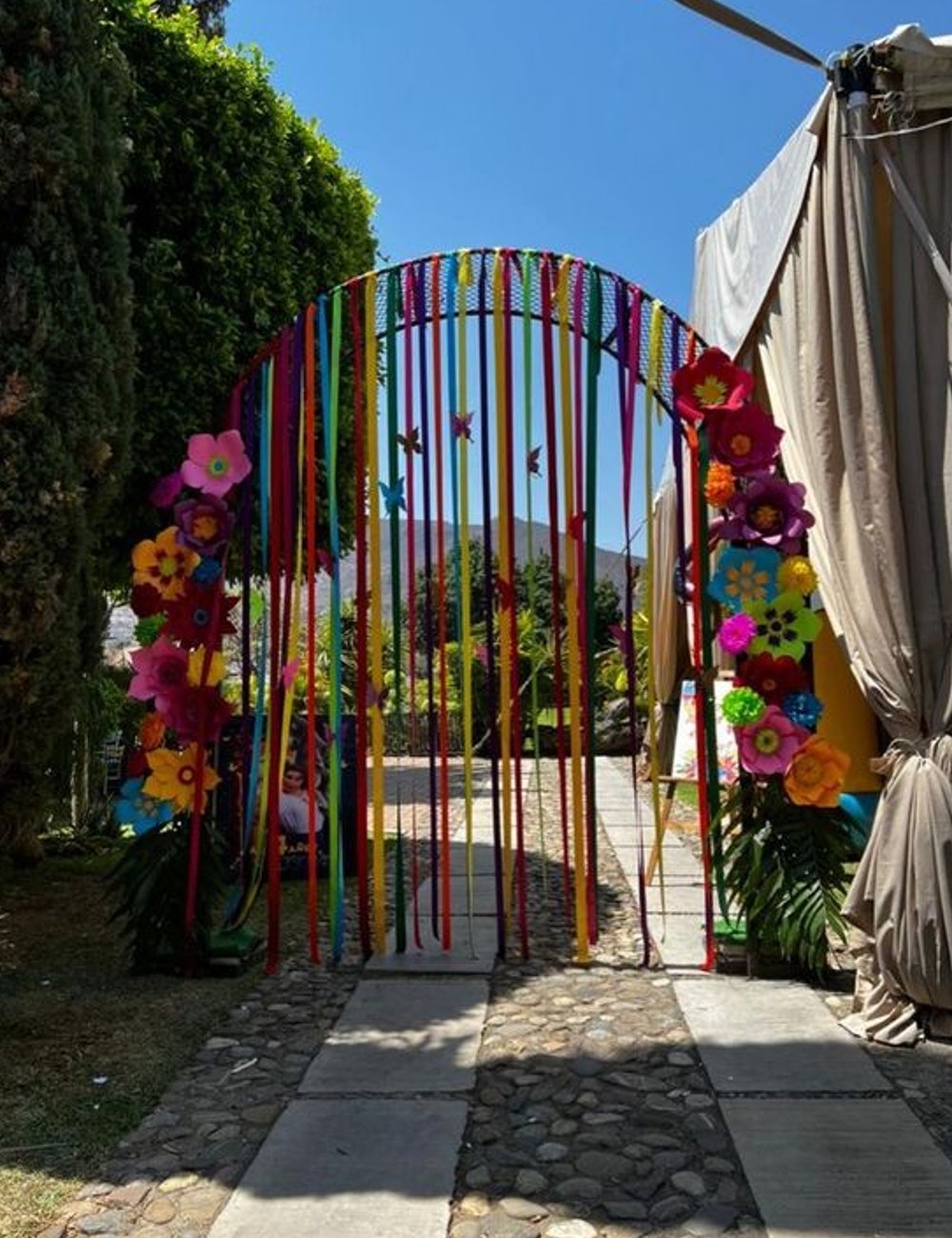 decoracao da entrada da festa