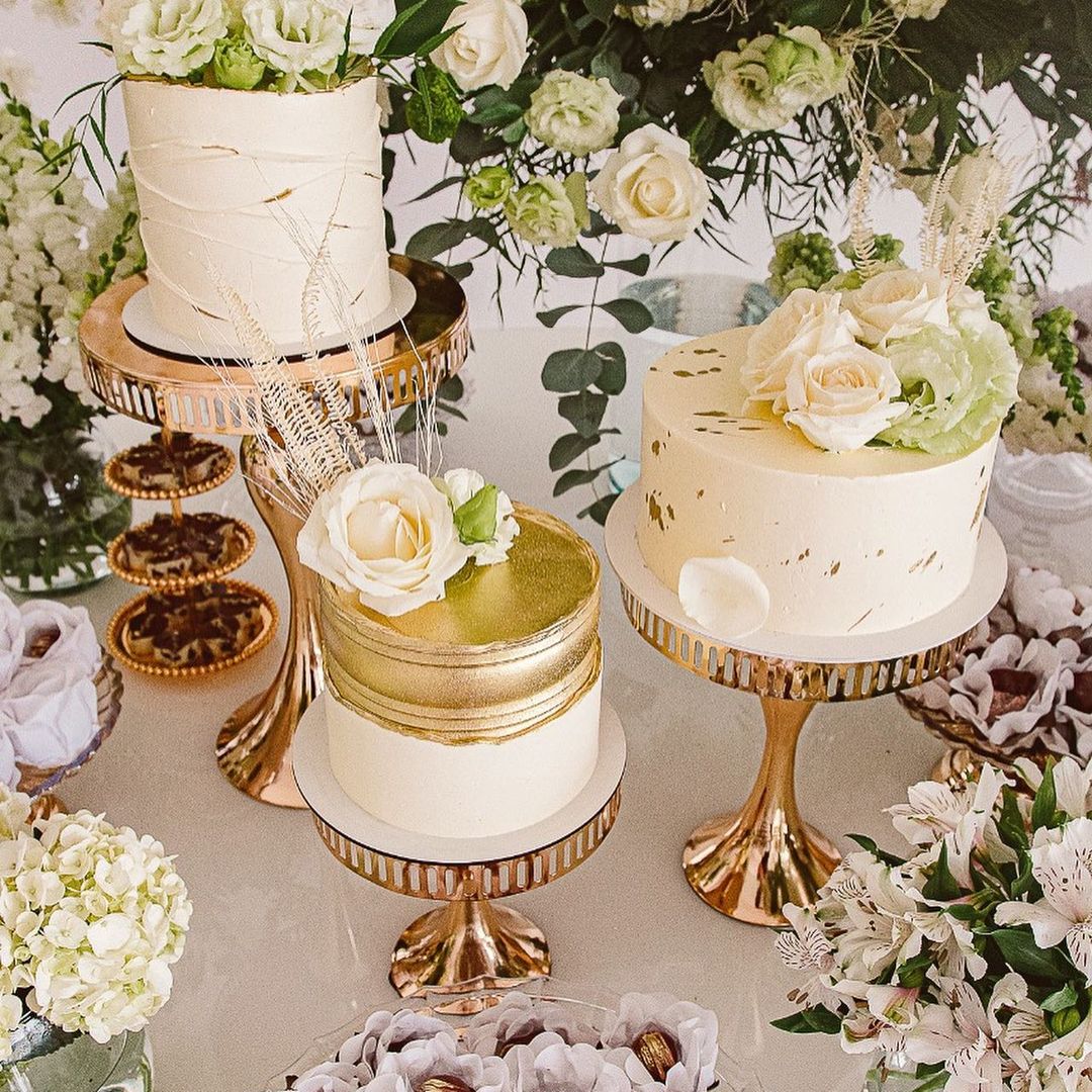 5 ideias de títulos:
1. Mesa de Bolo Minimalista: Elegância e Simplicidade para sua Festa.
2. Decoração Rústica Chic: O Charme do Campo na sua Mesa de Bolo.
3. Mini Table: A Tendência para Festas Íntimas e Modernas.
4. Mesa de Bolo Temática Infantil: Dicas para Encantar os Pequenos.
5. Elementos Essenciais para uma Mesa de Bolo Inesquecível.