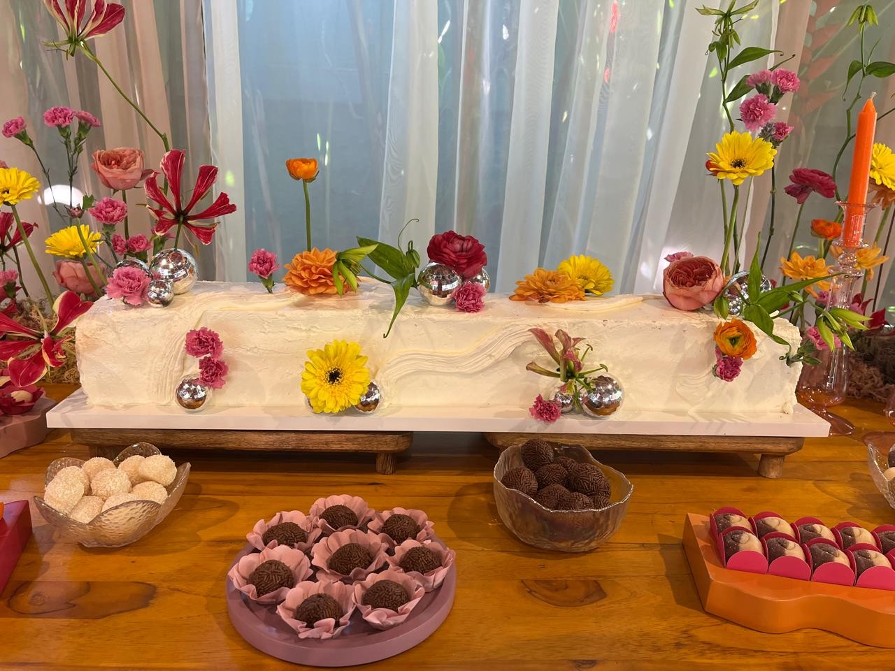5 ideias de títulos:
1. Mesa de Bolo Minimalista: Elegância e Simplicidade para sua Festa.
2. Decoração Rústica Chic: O Charme do Campo na sua Mesa de Bolo.
3. Mini Table: A Tendência para Festas Íntimas e Modernas.
4. Mesa de Bolo Temática Infantil: Dicas para Encantar os Pequenos.
5. Elementos Essenciais para uma Mesa de Bolo Inesquecível.