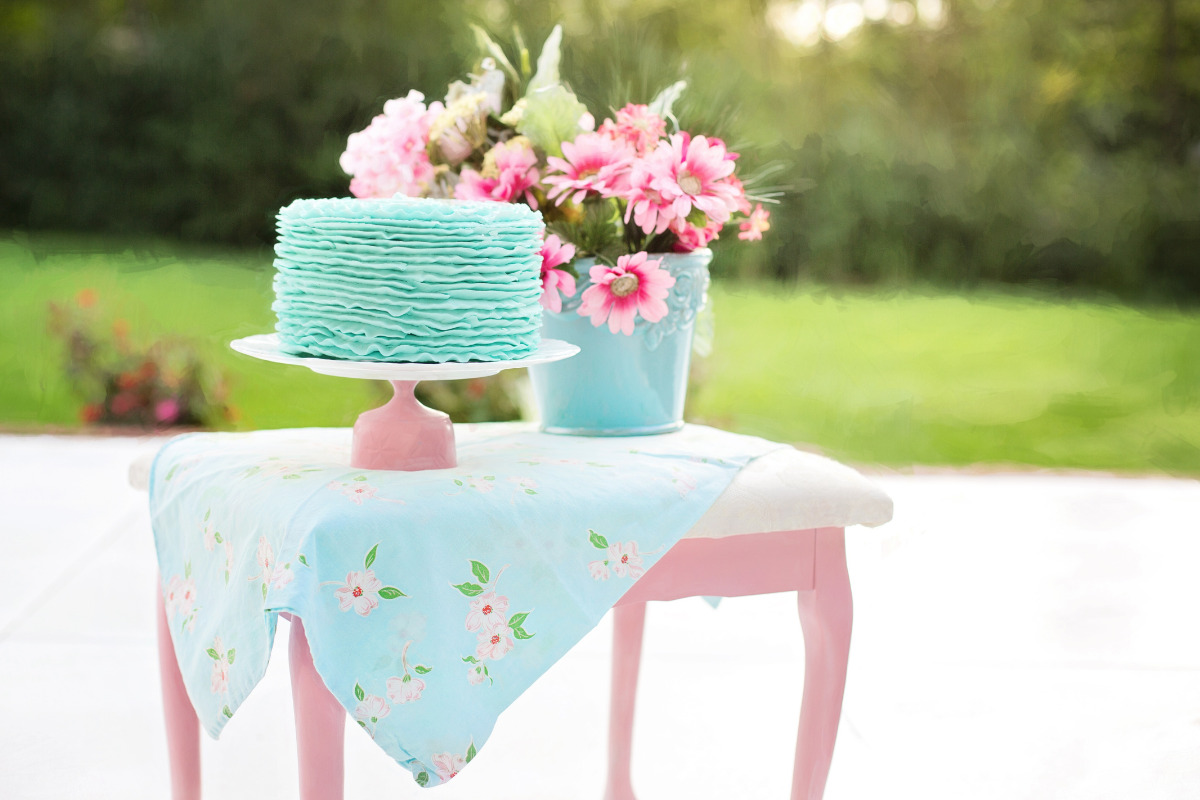 5 ideias de títulos:
1. Mesa de Bolo Minimalista: Elegância e Simplicidade para sua Festa.
2. Decoração Rústica Chic: O Charme do Campo na sua Mesa de Bolo.
3. Mini Table: A Tendência para Festas Íntimas e Modernas.
4. Mesa de Bolo Temática Infantil: Dicas para Encantar os Pequenos.
5. Elementos Essenciais para uma Mesa de Bolo Inesquecível.