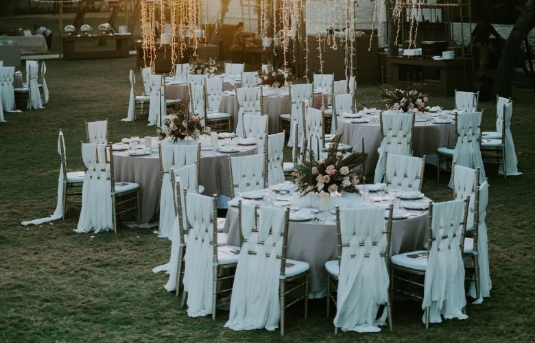 ideias criativas para decorar cadeiras de convidados