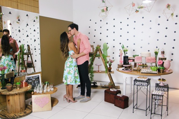 5 ideias de títulos:
1. Chá de Casa Nova: Decoração Aconchegante com Utensílios do Dia a Dia
2. Estilos de Decoração para Chá de Casa Nova: Do Rústico ao Minimalista
3. Ideias Criativas e Econômicas para a Mesa do seu Chá de Casa Nova
4. Lembrancinhas que Encantam e Decoram: Dicas para o Chá de Casa Nova
5. DIY para Chá de Casa Nova: Crie uma Decoração Personalizada e Única