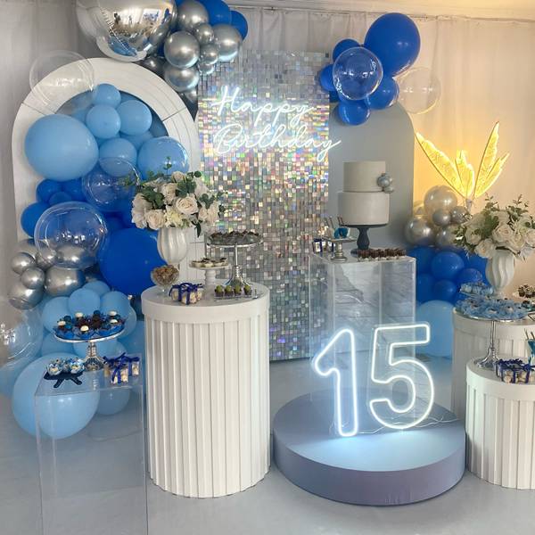ideias de decoração de festa 15 anos azul e prata