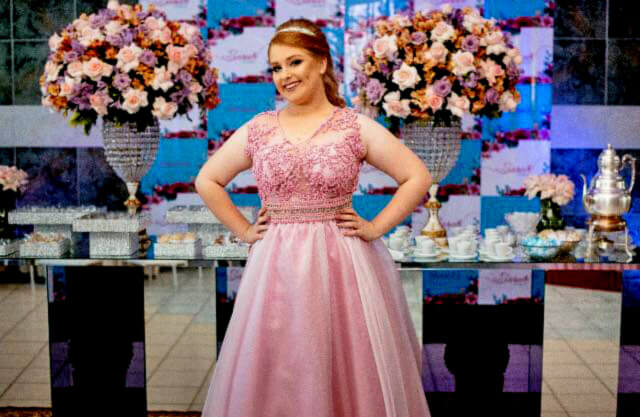 Decoração de 15 Anos Rosa e Prata: Elegância Futurista para Debutantes