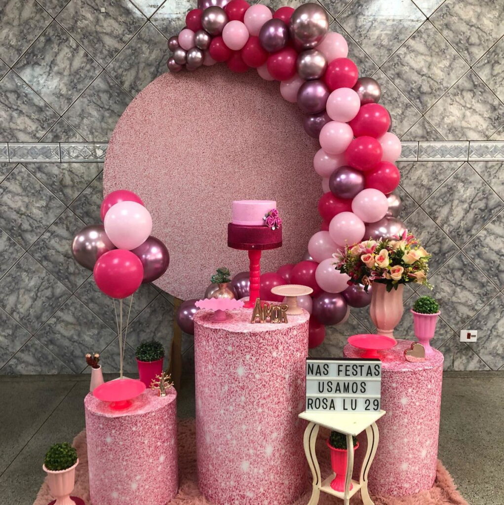 Festa de 15 Anos com Tema Neon: Dicas para uma Decoração Vibrante em Rosa Pink