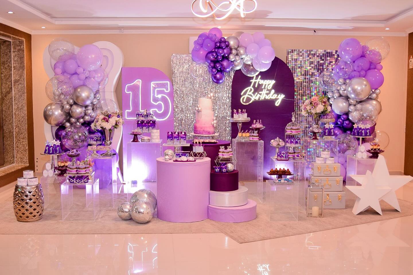 Decoração de 15 Anos Rosa e Prata: Elegância Futurista para Debutantes