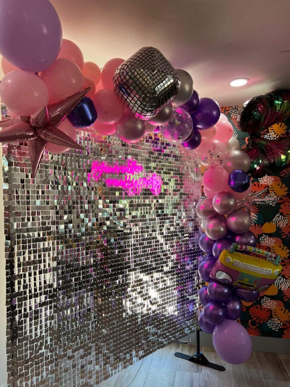 Decoração de Festa Anos 2000: Elementos essenciais para uma viagem no tempo.