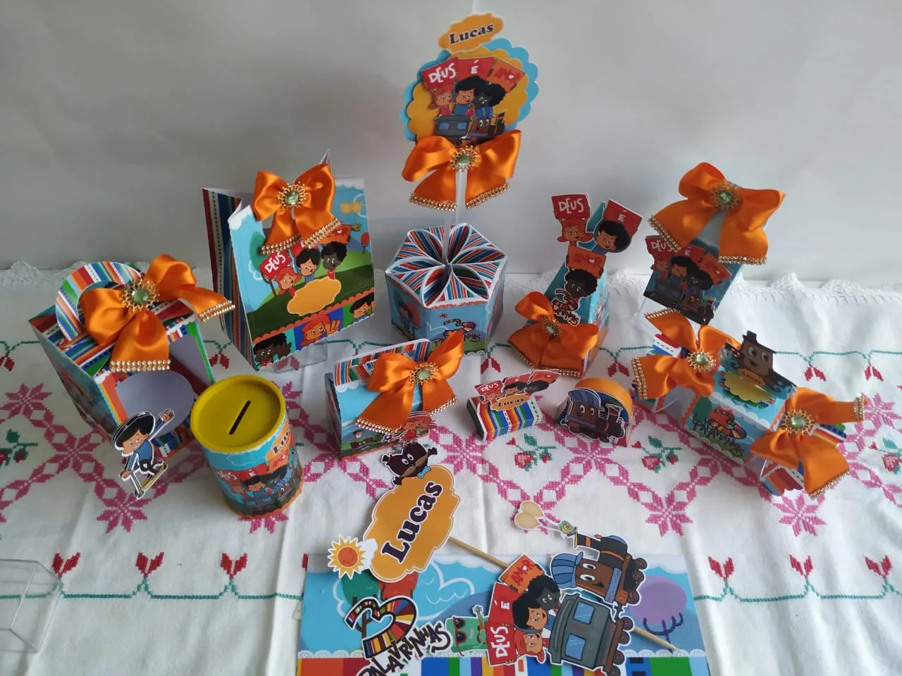 como fazer painel decorativo festa 3 palavrinhas