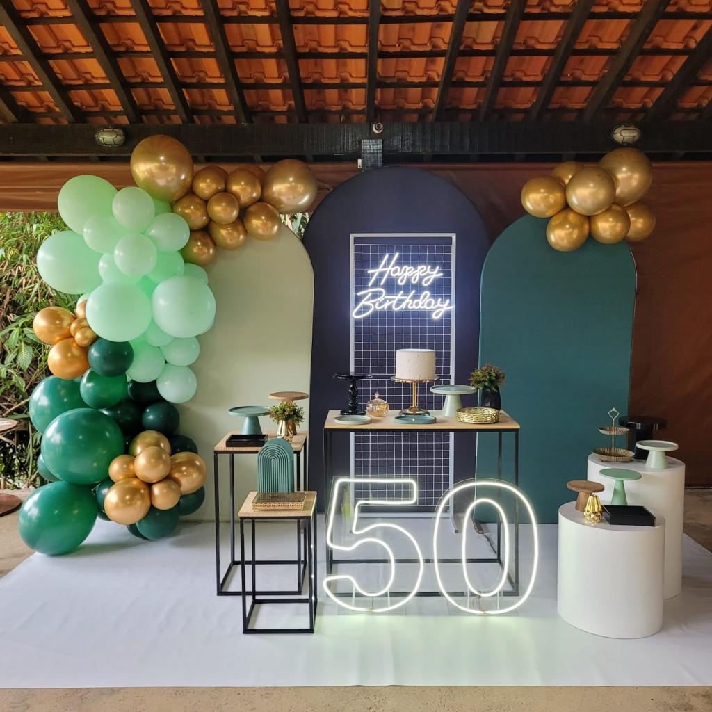 decoração de festa 50 anos rose gold