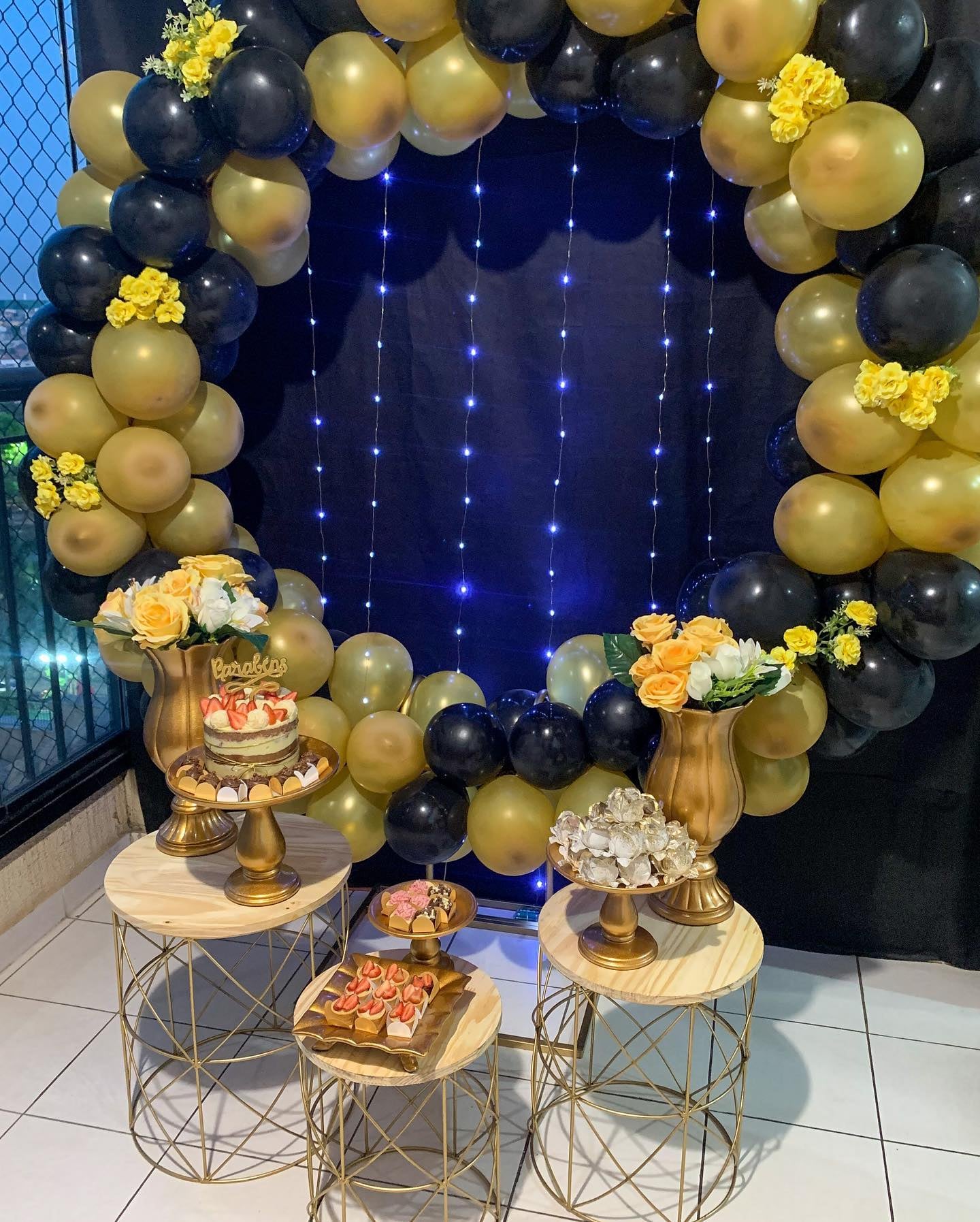 decoração de festa azul e dourado