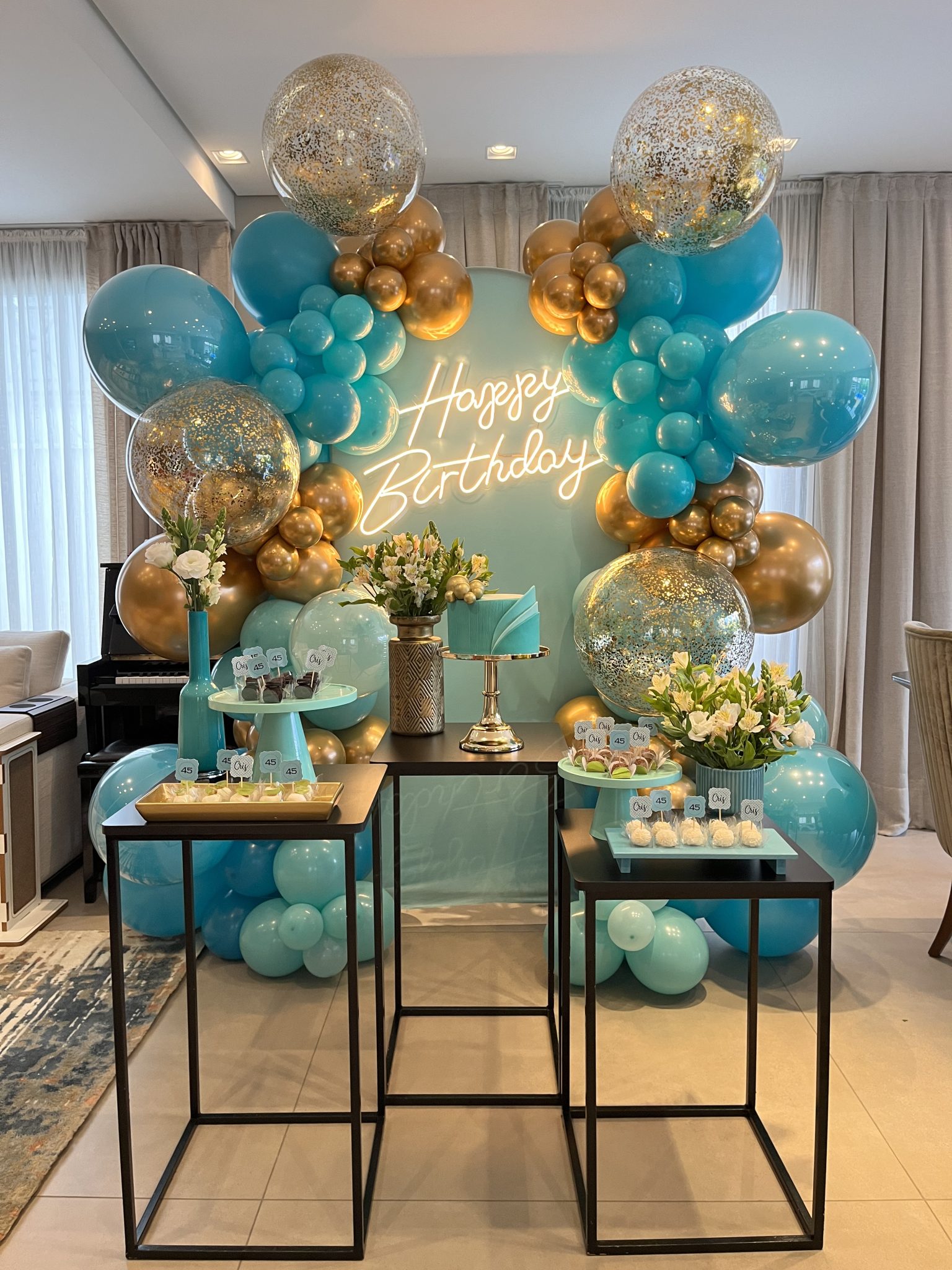 Decoração Azul Marinho e Dourado: Elegância para Aniversários Adultos