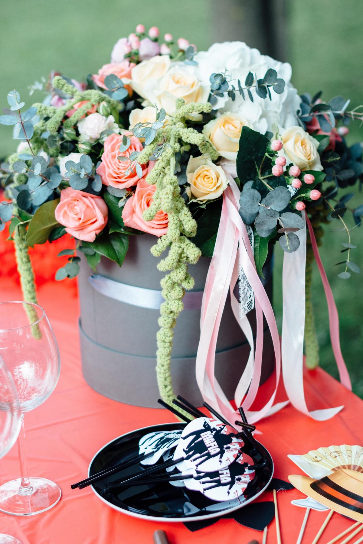 Flores de papel vs. Flores naturais: Qual a melhor opção para sua festa?