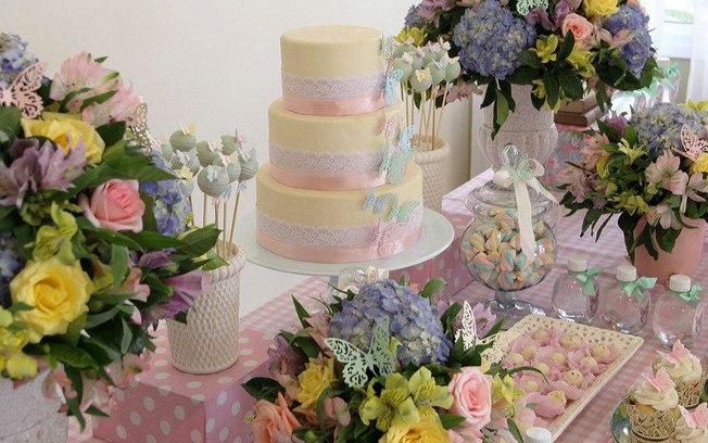 A importância da sazonalidade e harmonia de cores na decoração floral