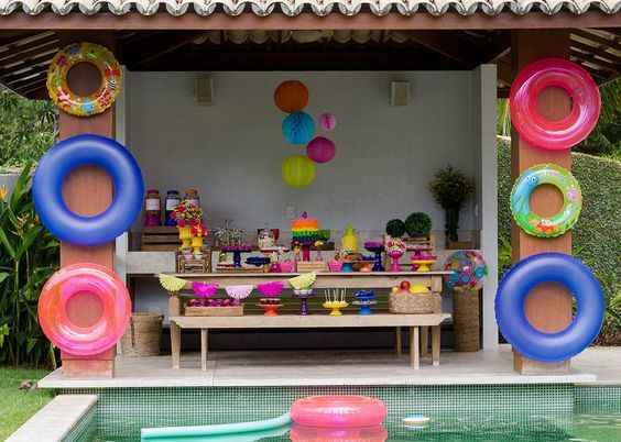 decoração de festa em piscina
