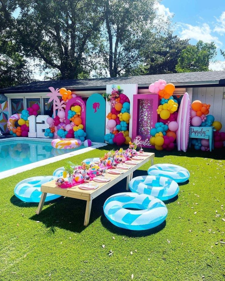 decoração de festa em piscina