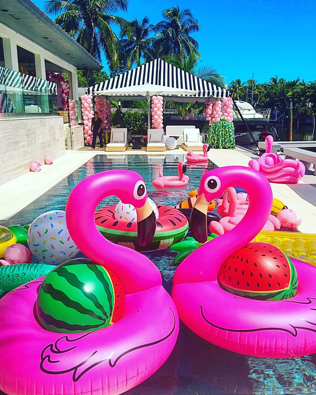 decoração de festa em piscina