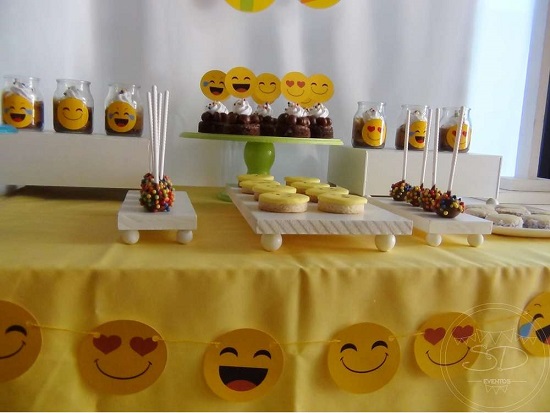 5 ideias de títulos: 1. Festa Emoji: Guia Completo de Decoração DIY. 2. Transforme sua Festa com o Tema Emoji: Dicas e Inspirações. 3. Decoração Emoji: Do Painel às Lembrancinhas Criativas. 4. Festa Emoji para Crianças e Adultos: Ideias Inovadoras. 5. Como Criar uma Festa Emoji Inesquecível com Pouco Orçamento.