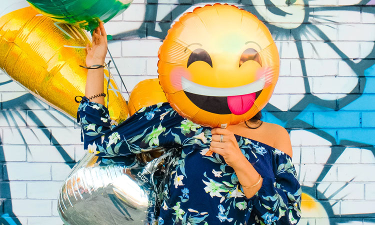 5 ideias de títulos: 1. Festa Emoji: Guia Completo de Decoração DIY. 2. Transforme sua Festa com o Tema Emoji: Dicas e Inspirações. 3. Decoração Emoji: Do Painel às Lembrancinhas Criativas. 4. Festa Emoji para Crianças e Adultos: Ideias Inovadoras. 5. Como Criar uma Festa Emoji Inesquecível com Pouco Orçamento.