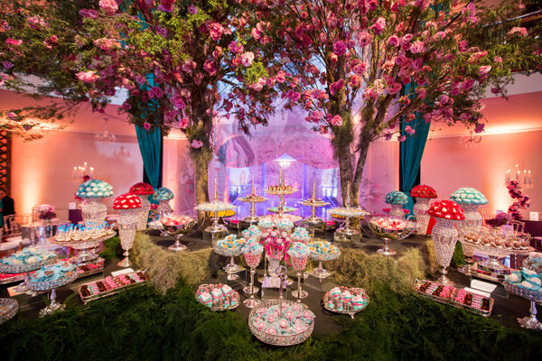 Guia Completo de Decoração para Festa Neon Anos 80