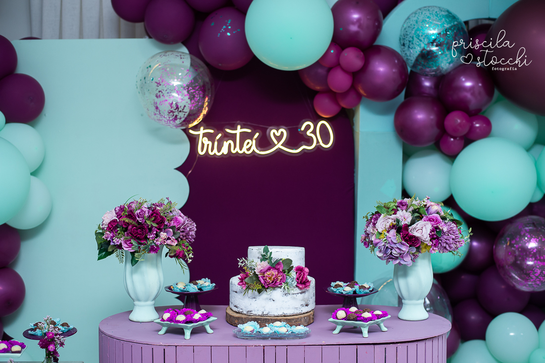 Elementos Essenciais para uma Mesa de Bolo Perfeita em Festas Adultas