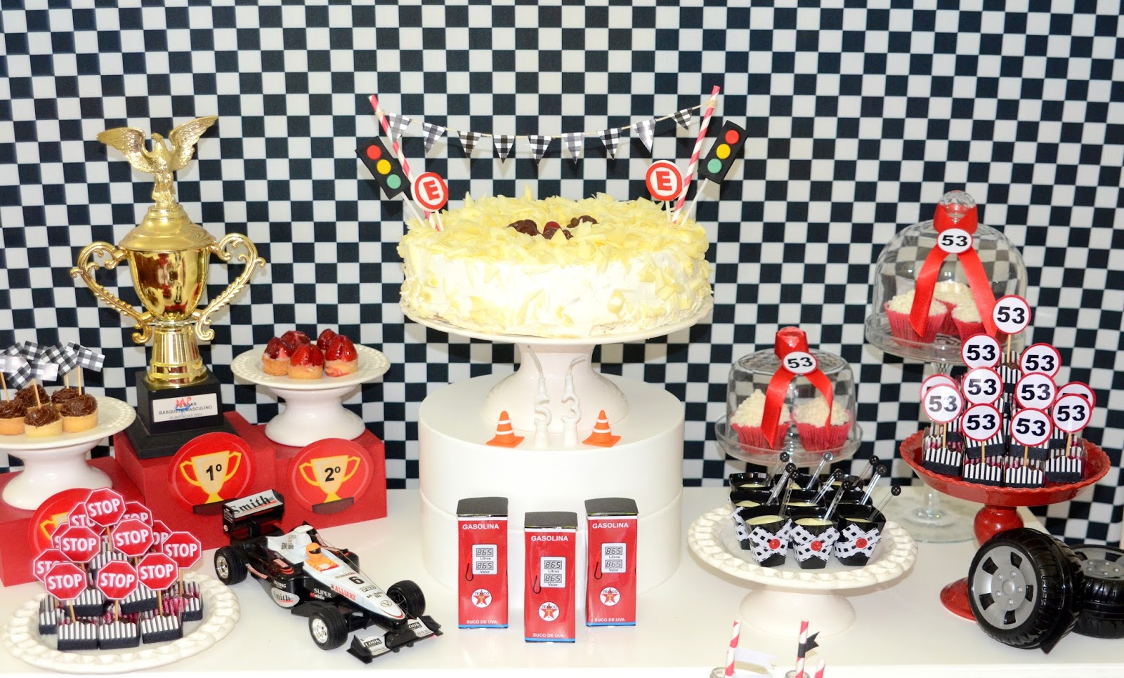 decoração escuderia específica (Ferrari, Red Bull, Mercedes)