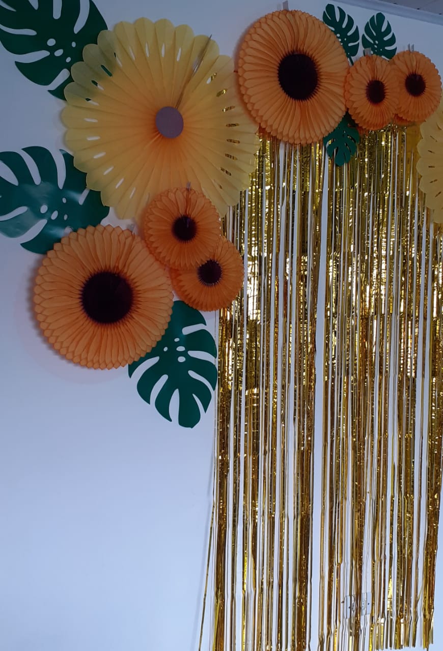 decoração de festa girassol simples vs. elaborada