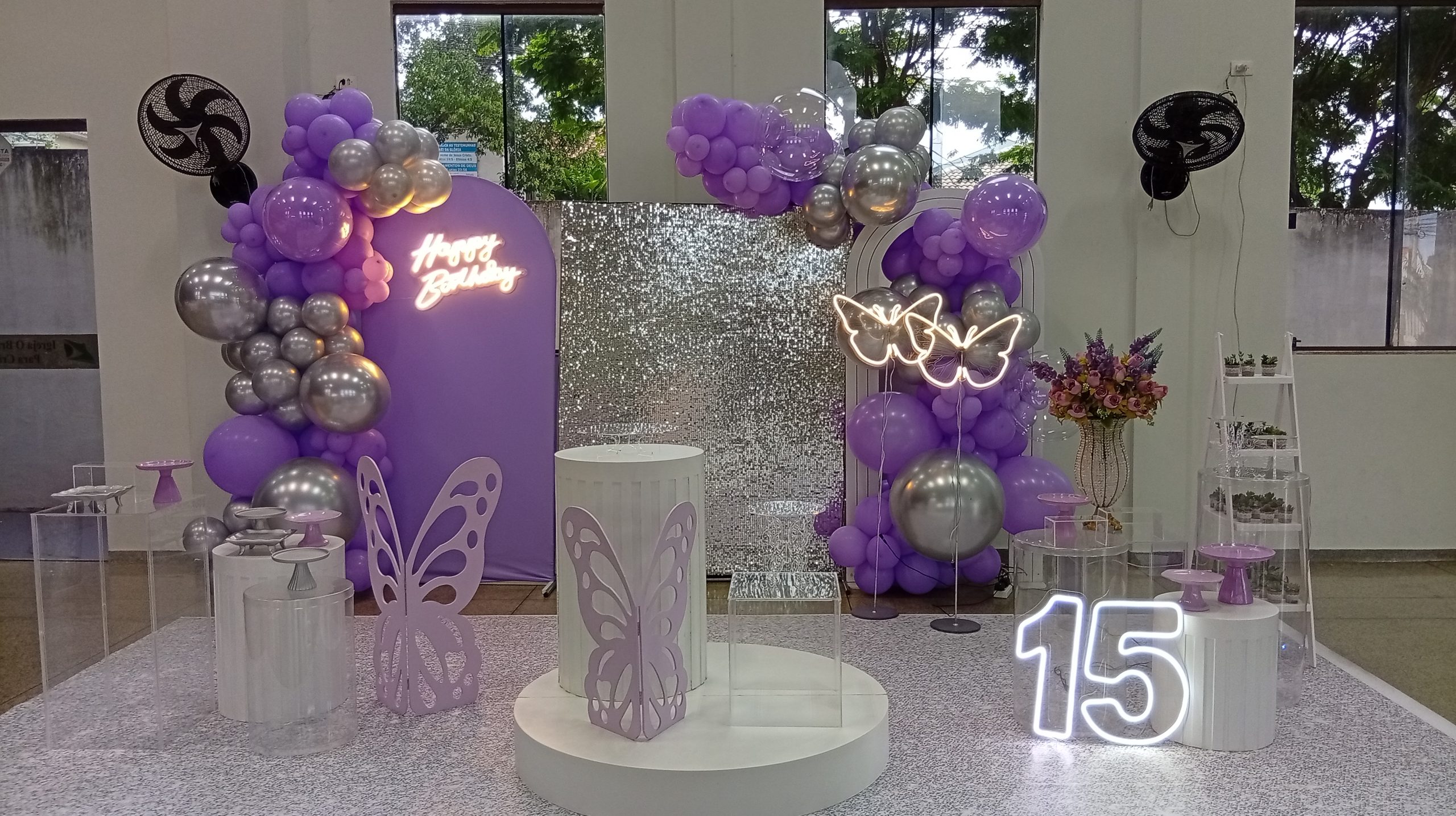 decoração de festa lilás e dourado 15 anos