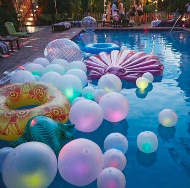 decoração de festa na piscina a noite