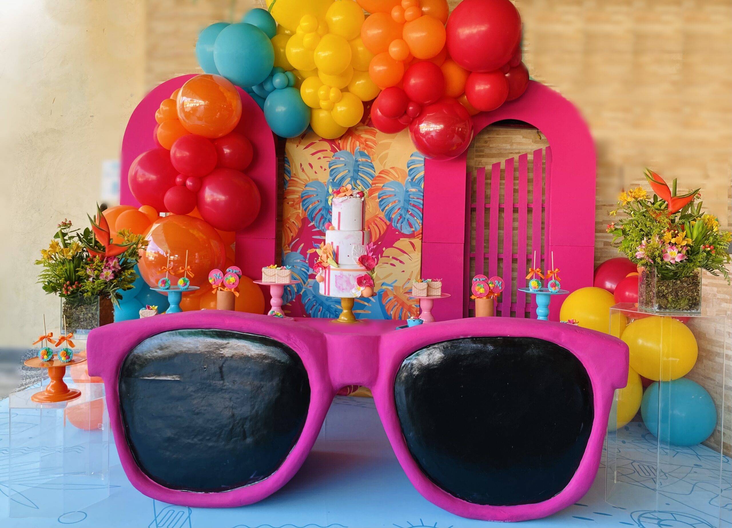 ideias criativas decoração festa piscina noite