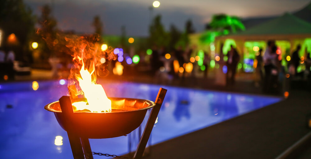 decoração de festa na piscina a noite