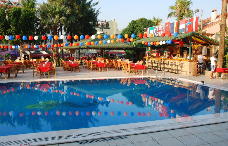 decoração festa piscina noite vs dia