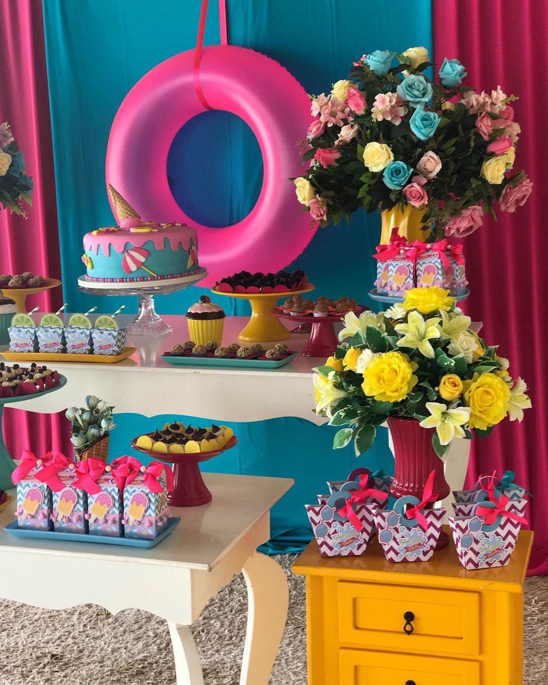 decoração de festa na piscina a noite