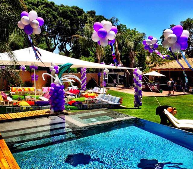 decoração de festa na piscina a noite