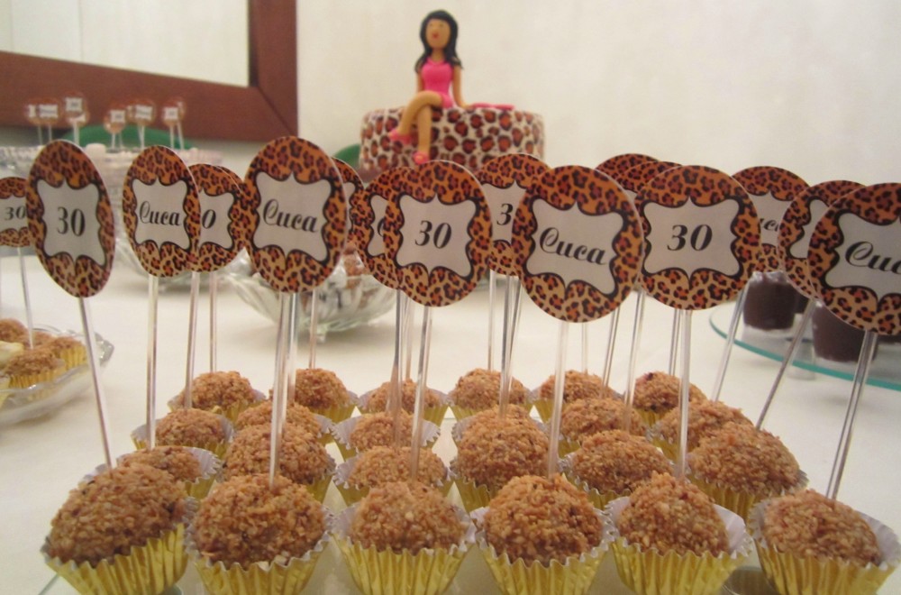 decoração de festa oncinha dourada