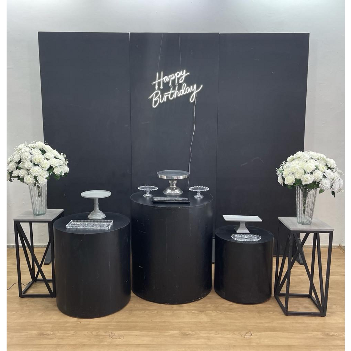 Guia Completo: Como Montar uma Mesa de Festa Preto e Prata Sofisticada