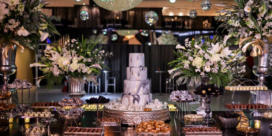 Tendências de Decoração Preto e Prata para Aniversários Adultos em 2024