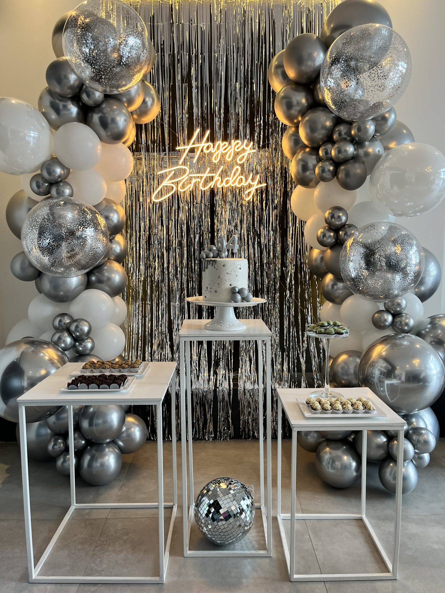 Balões Preto e Prata: Ideias Criativas para Arcos Desconstruídos e Cenários Impactantes