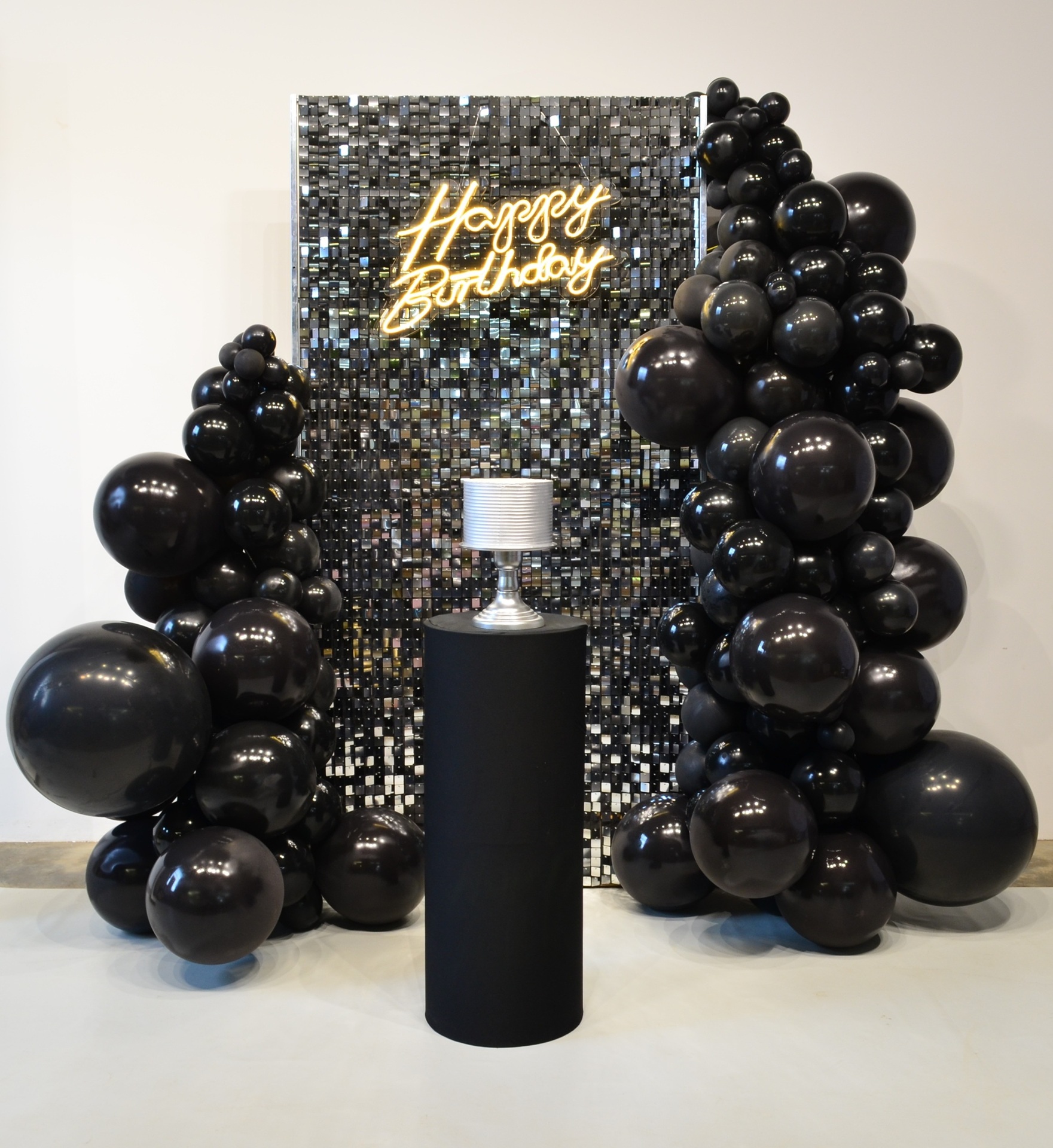 Tendências de Decoração Preto e Prata para Aniversários Adultos em 2024