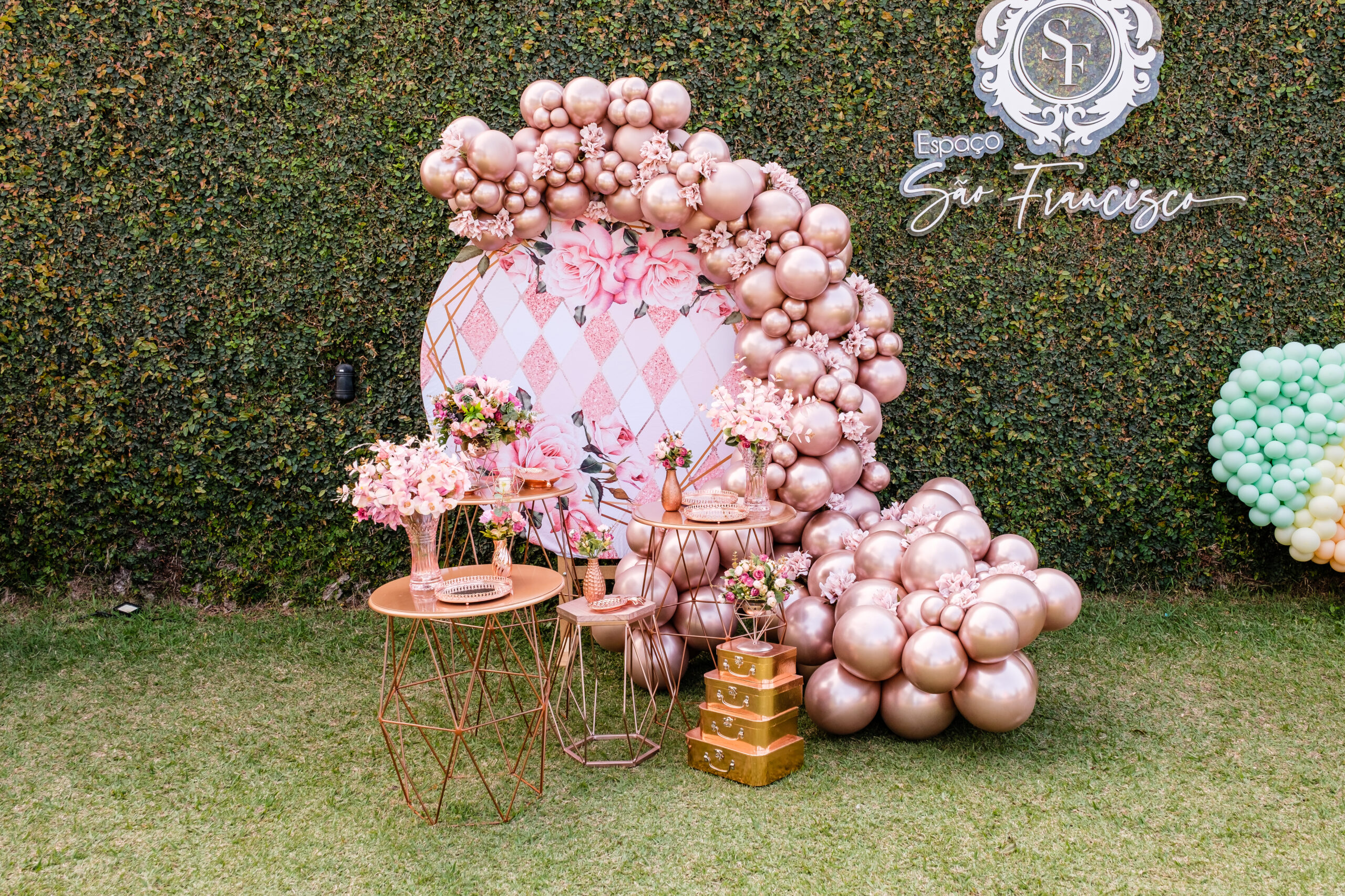 como fazer arranjos de balões rosa e dourado