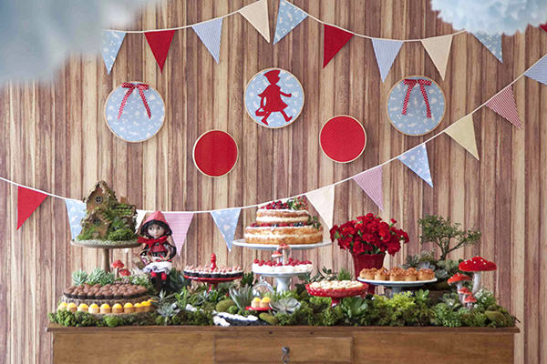 Decoração de Festa Vermelha e Dourada: Luxo e Sofisticação para Seu Evento