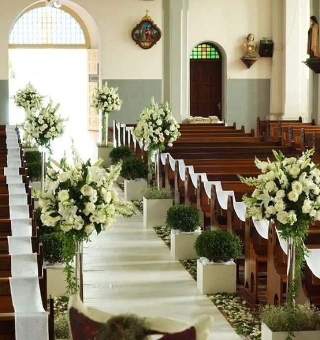 decoração de igreja para casamento com flores artificiais
