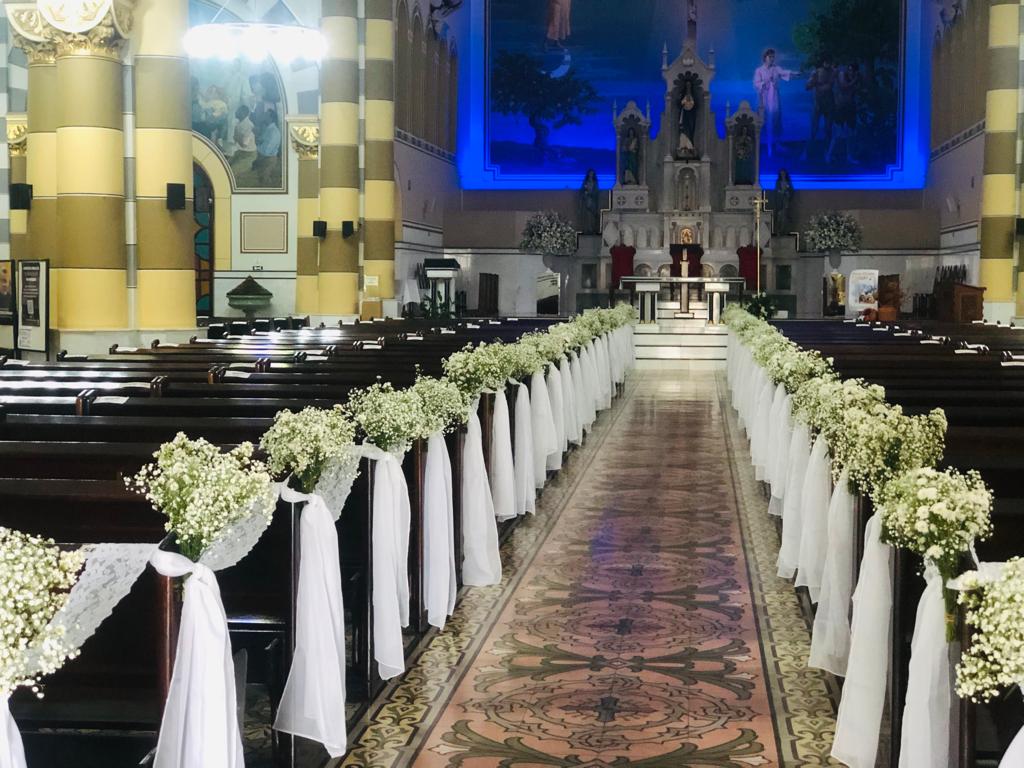 decoração de igreja para casamento com poucas flores
