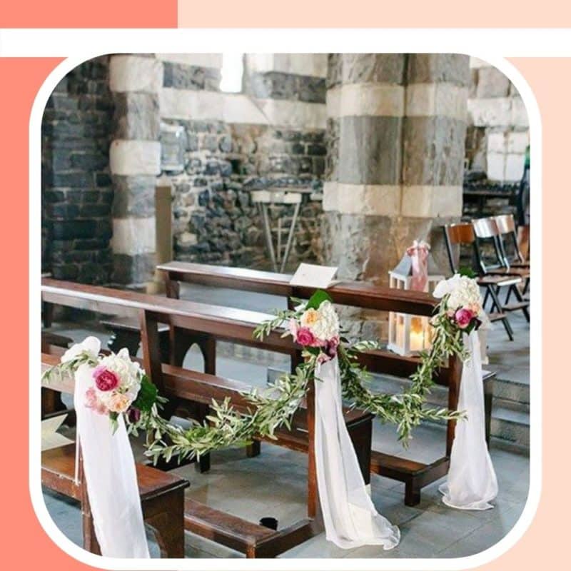 decoração de igreja para casamento com folhagens
