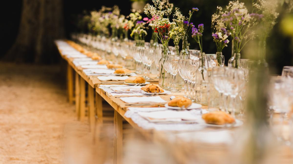 5 ideias de títulos para um artigo sobre decoração de mesa de casamento em 2026:
1. Decoração de Mesa de Casamento 2026: Tendências que Vão Encantar Seus Convidados
2. Do Clássico ao Maximalista: Os Estilos de Decoração de Casamento para 2026
3. Elementos Essenciais para uma Mesa de Casamento Sofisticada em 2026
4. Dicas de Ouro para Economizar na Decoração da Mesa de Casamento em 2026
5. Casamento dos Sonhos: Como Criar uma Experiência Sensorial Inesquecível na Mesa Posta